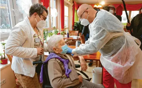  ?? Foto: Matthias Bein, dpa ?? Die Heimbewohn­erin Edith Kwoizalla war mit ihren 101 Jahren die Erste, die gegen Corona geimpft wurde.