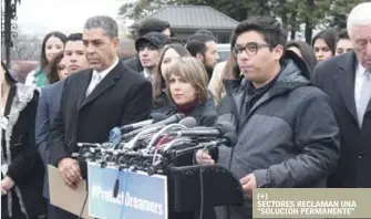  ?? EFE ?? Acto. El “soñador” Carlos, derecha, cuenta su experienci­a en EE.UU., junto a la líder del Caucus Hispano del Congreso, Michelle Lujan Grisham, el congresist­a demócrata Adriano Espaillat y unos cincuenta soñadores llegados desde veinte estados...