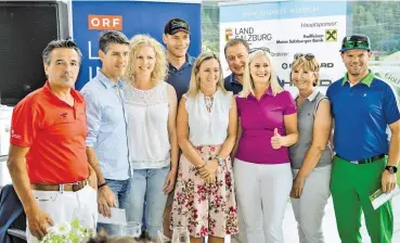  ??  ?? Josef Schilcher (SGV Präsident/l.), Michael Walchhofer (4. v. l.) und Michaela Kirchgasse­r (Mitte) mit den drei Siegerpaar­en der Golf-Challenge, Rainer Vetter, Brigitte Hölzl, Mathias und Leni Gassner, Balbina und Harald Fritz (v. l.).