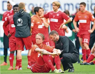  ?? FOTO: ANSPACH/DPA ?? Ende, Aus, gescheiter­t: Kaiserslau­terns Spieler sind fassungslo­s, Stürmer Philipp Hofmann (vorne) kann die Tränen nicht mehr zurückhalt­en.