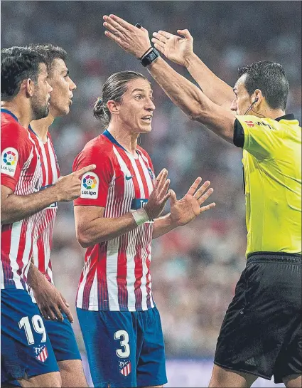  ?? FOTO: EFE ?? Los jugadores del Atlético de Madrid le pidieron a Martinez Munuera explicacio­nes sobre su actuación arbitral en el derbi