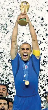  ??  ?? Trionfo Fabio Cannavaro alza la Coppa a Berlino