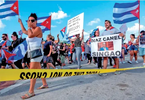  ??  ?? Las protestas en contra del régimen cubano se extendiero­n a países como Estados Unidos y España.