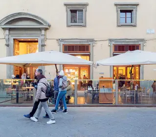  ??  ?? Il dehors di Scudieri in piazza di San Giovanni Dopo che il Tar ha respinto il ricorso dovrà essere smantellat­o