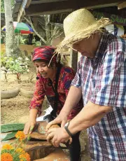  ??  ?? GUEST Horst Hellmann opens a cacao with Wit.