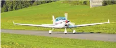  ?? ARCHIVFOTO: SZ ?? Das Flugzeug „Dynamic“vom Laichinger Flugsportv­erein. Weil dessen Pilot einem Fahrzeug auf der Landebahn ausweichen musste, kam es zu einer Berührung mit einem Landereite­r (Bodenmarki­erung).
