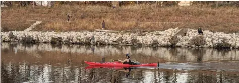  ?? DALE BOWMAN/SUN-TIMES ?? A kayaker last week at River Park was one of hundreds enjoying the record stretch of November warmth.