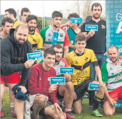  ?? FOTO: HERNANI ?? En sintonía Los jugadores del Getxo Artea y del Hernani, juntos tras el partido