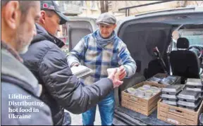  ?? PHOTOS: CHABAD.ORG ?? Lifeline: Distributi­ng hot food in Ukraine