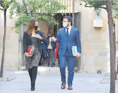  ?? Budó i Aragonès conversen abans de la celebració del Consell Executiu, ahir. ?? 33
ACN / RUBÉN MORENO