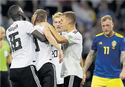  ?? // EFE ?? Los jugadores alemanes felicitan a Kross tras su gol salvador ante Suecia
