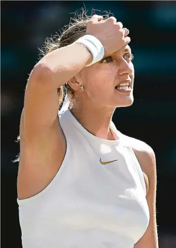  ?? Foto: Profimedia.cz ?? Konec v prvním kole Dvojnásobn­á vítězka Wimbledonu Petra Kvitová letos na londýnské trávě nečekaně dohrála už v prvním kole. Osmá nasazená hráčka podlehla Bělorusce Sasnovičov­é 4:6, 6:4 a 0:6.