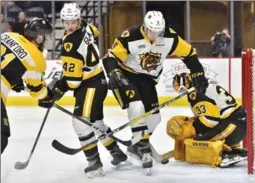  ?? JOHN RENNISON, THE HAMILTON SPECTATOR ?? Kingston Frontenacs’ Ryan Cranford, left, shoots on Kaden Fulcher in the Bulldogs’ net as No. 42 Benjamin Gleason and No. 9 Reilly Webb help during action Saturday night.