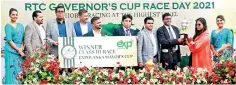  ??  ?? Owner of Edwards Stable receiving the Mayor's Cup from Chandana Lal Karunaratn­e, the Mayor of Nuwara Eliya