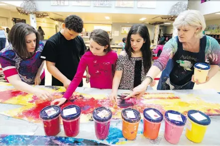  ?? ALLEN McINNIS ?? Birchwood Elementary art teacher Erin Wainwright, left, Grade 6 students Brayden Williams, Holly Michon-Cave, Kayla Cordeiro and local artist Madeleine Turgeon work on a project at the St-Lazare school.