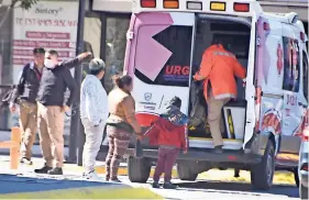  ?? ?? UNA ambulancia trasladó al niño enfermo y su madre al Hospital Infantil para su atención