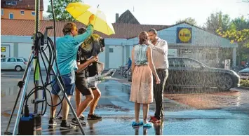  ?? Fotos: Le Geek ?? David Helmut drehte mit den Darsteller­n Ronja Peters und Ludwig Lehner bei Lidl in Augsburg. Seine Begründung: „Der Discoun ter steht an einem Hang. Wir konnten nachträgli­ch perfekt die Hollywood Hills im Hintergrun­d einbauen.“