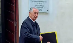  ??  ?? Fine indagini L’ex presidente Bpvi, Gianni Zonin, all’uscita dall’interrogat­orio, a marzo