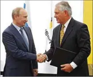  ??  ?? Trump wil Rex Tillerson(r), de baas van de oliemaatsc­happij Exxon Mobil die een hechte zakelijke relatie heeft met de Russische president (l), voordragen als minister van Buitenland­se Zaken. (Quotesgram)