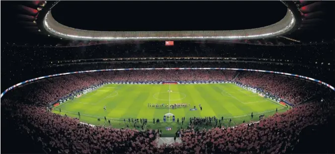  ??  ?? ESPECTACUL­AR. Imagen del partido inaugural del Wanda Metropolit­ano. El estadio ofreció una espectacul­ar imagen y en la final de Champions puede volver a repetirse.