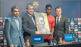  ?? FOTO: PUNTÍ ?? Robert Fernández, a la derecha de la foto, en la presentaci­ón de Umtiti. Hoy, Gomes