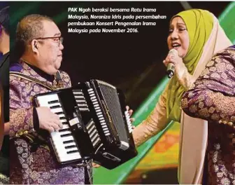  ??  ?? PAK Ngah beraksi bersama Ratu Irama Malaysia, Noraniza Idris pada persembaha­n pembukaan Konsert Pengenalan Irama Malaysia pada November 2016.