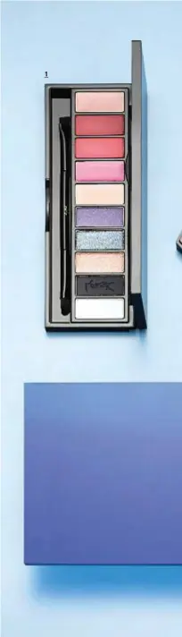  ??  ?? 1 CoutureVar­iation Collector Eyes&Lips è una palette di dieci nuance cremose, mat e iridescent­i. Yves Saint Laurent 74 €. 2 Les 4 Ombre 288 Road Movie si ispira ai paesaggi della California. Chanel. 3 Le Rouge Scuplt 01 Sculptin Rouge: un rossetto con...