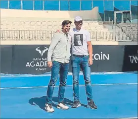  ?? FOTO: RAFA NADAL ACADEMY ?? David Ferrer y Rafa Nadal posan en Kuwait, donde hoy juegan