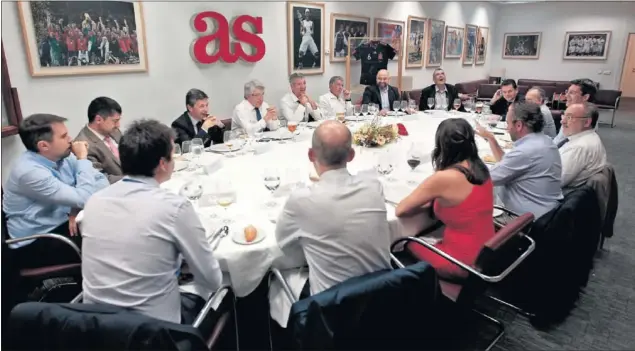  ??  ?? FELICES CON SU NUEVO ESTADIO. Enrique Cerezo y Miguel Ángel Gil Marín reconocier­on en su visita a AS que el Wanda Metropolit­ano refrenda el gran momento del club.