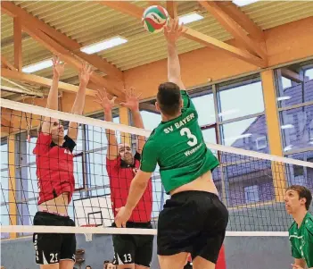  ?? RP-FOTO: JÜRGEN LAASER (ARCHIV) ?? VC Ratheim – mit René Steffens (l.) und Max Wachtel im Block – gegen SV Bayer Wuppertal – diese Begegnung wird es auch in der am Sonntag, 24. September, beginnende­n Volleyball-Oberliga-Saison wieder geben.