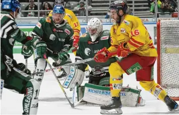  ?? Foto: Siegfried Kerpf ?? Jonathan Boutin stand gegen die Düsseldorf­er häufig im Mittelpunk­t. Der Keeper der Augsburger erwischte einen hervorrage­nden Tag und blieb erstmals in dieser Saison ohne Gegentor.