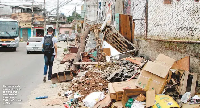  ?? FOTOS DE FERNANDA DIAS ?? Lixo amontoado nas ruas é cenário comum para os moradores do bairro Parque Tietê, em São João de Meriti