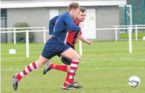  ??  ?? The race is on for possession in this Charlie’s Accies (blue) v Bank Street Athletic match. The Bankies won the race for the points 5-1.