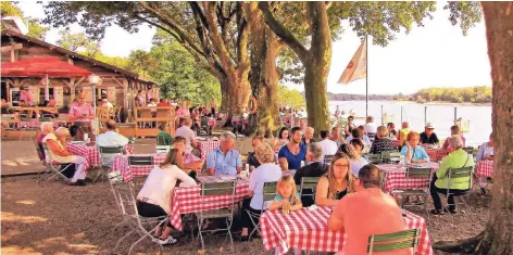  ?? FOTO: STEPHAN KURKA ?? Die Rheinwacht in Götterswic­kerhamm in Voerde liegt direkt am Rhein und bietet auch viele Spielmögli­chkeiten für Kinder.