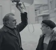  ??  ?? Nella foto grande, un’immagine della mostra installazi­one «Felliniana. Ferretti sogna Fellini». Sopra, Bruno Zanin sorride a Fellini durante le riprese di «Amarcord», uscito nel 1973. A sinistra, Alberto Sordi e Brunella Bovo ne «Lo sceicco bianco» (1952)