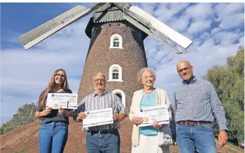  ?? FOTO: MS ?? Die Preisträge­r Ariane Schlütter, Wilhelm Giesen und Maria Berndsen mit Andreas Braam von der Sparkasse Rhein-Maas.