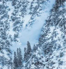  ?? ARCHIVFOTO: MUNKLER ?? Vor 20 Jahren: Vom Hubschraub­er aus wurden im Extremwint­er 1998/99 am Himmelschr­ofen bei Oberstdorf Lawinen gesprengt.