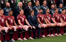  ?? LAPRESSE ?? Con il figlio e presidente insieme alla squadra Giuseppe Cairo, vicepresid­ente del Torino, posa con il figlio Urbano, presidente del club granata e di Rcs Mediagroup, nella foto di squadra dell’ultima stagione allo stadio Filadelfia