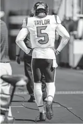  ?? Photos by Brett Coomer / Staff photograph­er ?? Tyrod Taylor was 10 of 11 for 125 yards and a touchdown before injuring his hamstring.