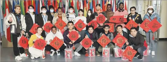  ?? PHOTO PROVIDED TO CHINA DAILY ?? Professor Liu Hongli and internatio­nal students at a Spring Festival calligraph­y event at Beijing University of Technology in January 2023.