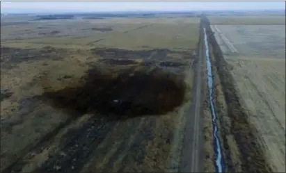  ?? DRONEBASE VIA AP ?? This aerial photo shows spills from TransCanad­a Corp.’s Keystone pipeline, Friday that leaked an estimated 210,000 gallons of oil onto agricultur­al land in northeaste­rn South Dakota, near Amherst, S.D., the company and state regulators said Thursday,...