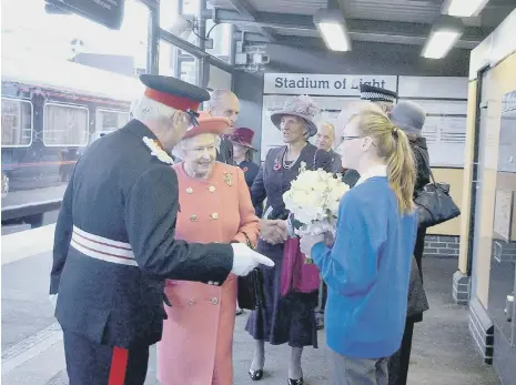  ??  ?? Such a special moment for Lois as she meets the Queen and hands her a posy of flowers.