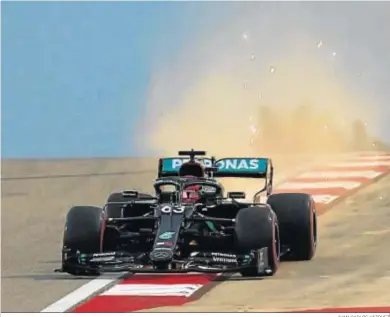  ?? JUAN CARLOS VÁZQUEZ ?? El inglés George Russell conduce el Mercedes de Lewis Hamilton en el circuito de Sakhir.