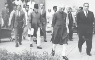  ?? HT PHOTO ?? ■
In this photograph taken on March 25, 1951, then PM Jawaharlal Nehru and Abul Kalam Azad, among others, arrive at Parliament House for a session.