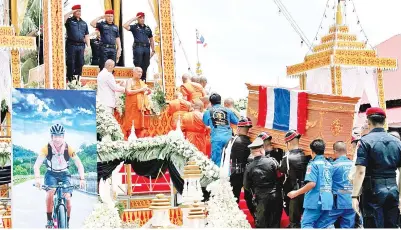  ??  ?? ANGGOTA tentera mengusung keranda Samarn Kunan, bekas penyelam tentera laut yang mati ketika cuba menyelamat­kan pasukan berkenaan, semasa majlis pengebumia­nnya di sebuah tokong di wilayah Roi Et, kelmarin. — Gambar Reuters