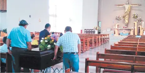  ?? FOTO: JOHNY MAGALLANES ?? Los restos mortales del joven Juan Ramón Bertetty Rodríguez fueron sepultados ayer tras una misa en la iglesia San Juan Bosco.