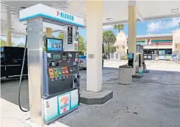  ?? MIKE STOCKER/STAFF PHOTOGRAPH­ER ?? Two skimmers were found June 19 at a 7-Eleven at 4490 Weston Road in Davie.