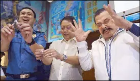  ?? EDD GUMBAN ?? Manila Mayor Joseph Estrada and other city officials break cigarettes in half as part of the city government’s observance of World No Tobacco Day yesterday.