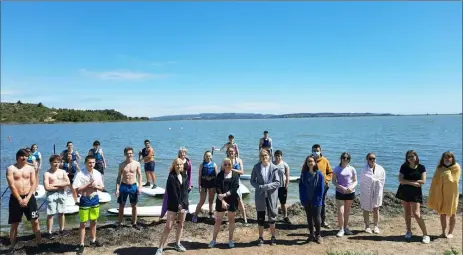  ??  ?? Des lycéens ravis de ce stage de découverte des sports nautiques et favorisant l’esprit d’équipe