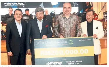  ??  ?? The Selangor Ruler, who is the royal patron of the Jeffrey Cheah Foundation, presenting a cheque to the royal patron of MERCY Malaysia, Deputy Yang di-Pertuan Agong Sultan Nazrin Muizzuddin Shah, for MERCY Malaysia’s Palu Relief Fund on Nov 25. Looking on are (from left) Tan Sri Dr Jeffrey Cheah and Razman.